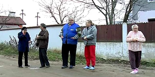 Oamenii care locuiesc pe strada Aleea III Bariera Vâlcii nu înţeleg cum au fost demarate lucrările la canalizare pe o stradă unde nu este nici măcar o casă