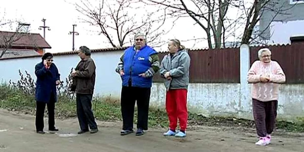 Oamenii care locuiesc pe strada Aleea III Bariera Vâlcii nu înţeleg cum au fost demarate lucrările la canalizare pe o stradă unde nu este nici măcar o casă