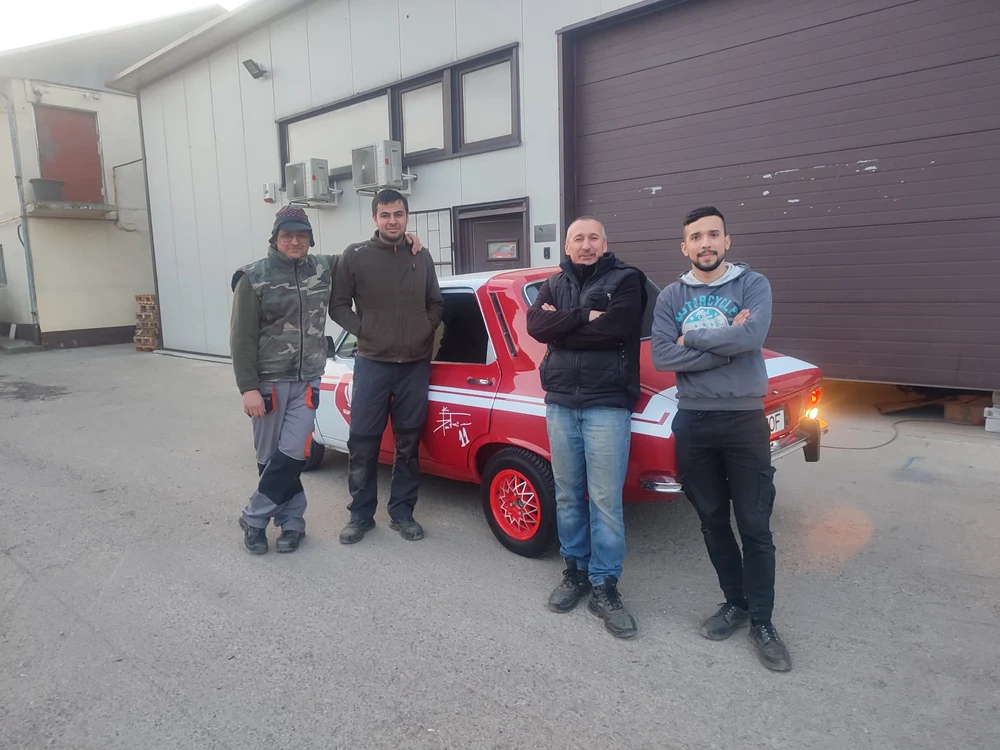 Echipa care transformă mașinile vechi în modele electrice Foto: AXD Tuning