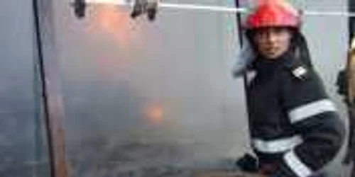 Pompierii, chemati sa intervină să stingă focul pus intentionat la anexe gospodaresti din Pesceana si Fartatesti