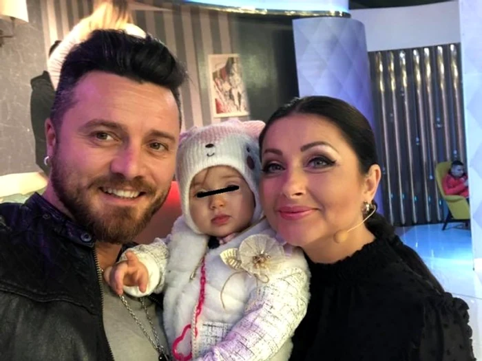 
    Gabriela Cristea și Tavi Clonda îi fac o surioară fiicei lorFoto Facebook  