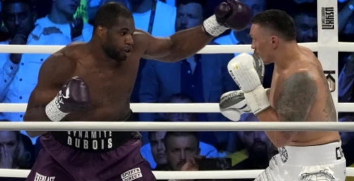 Britanicul Daniel Dubois și ucraineanul Oleksandr Usyk,în timpul luptei de pe 26 august 2023