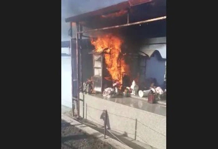 Mormântul Denisei Răducu a fost cuprins de flăcăriFoto: Captură Video