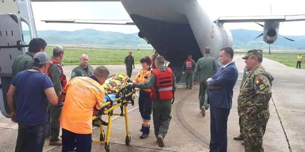 Transportarea către spital a piloţilor implicaţi în accidentul aviatic de la Bacău FOTO MApN