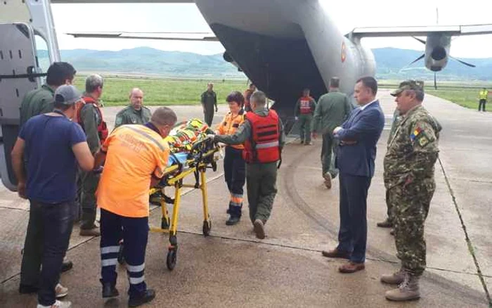 Transportarea către spital a piloţilor implicaţi în accidentul aviatic de la Bacău FOTO MApN