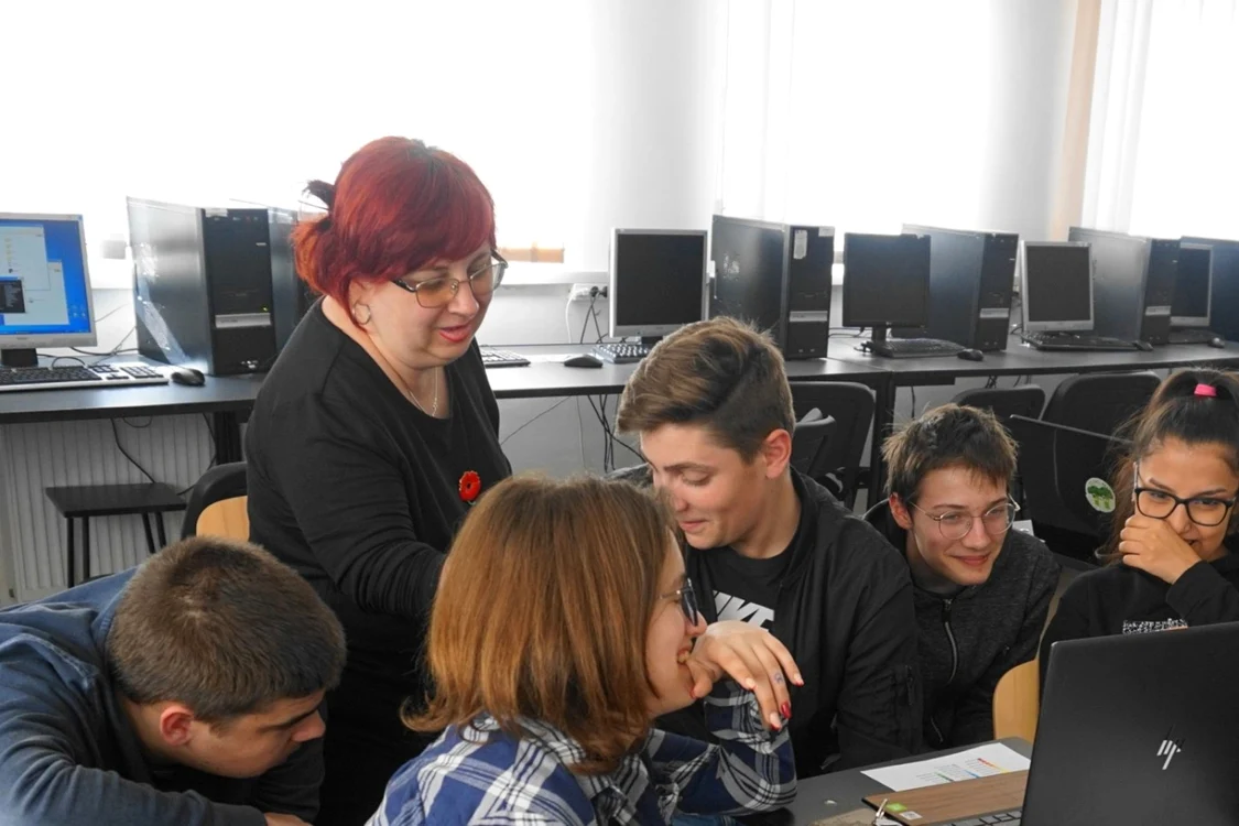 Profesoara Simina Mariş alături de elevii săi Foto: arhiva personală