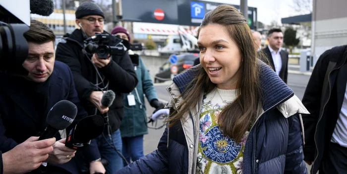 Simona Halep și-a făcut timp să dicscute cu jurnaliștii. Foto EPA EFE