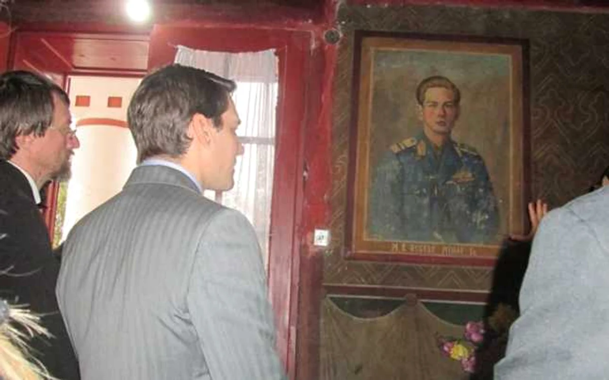 ASR Principele Nicolae şi autorul în biserica din Salcia (Dolj), care păstrează portretul MS Regele Mihai