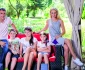 Cosmin Cernat, cu cele două fiice, soția și fiul lor 