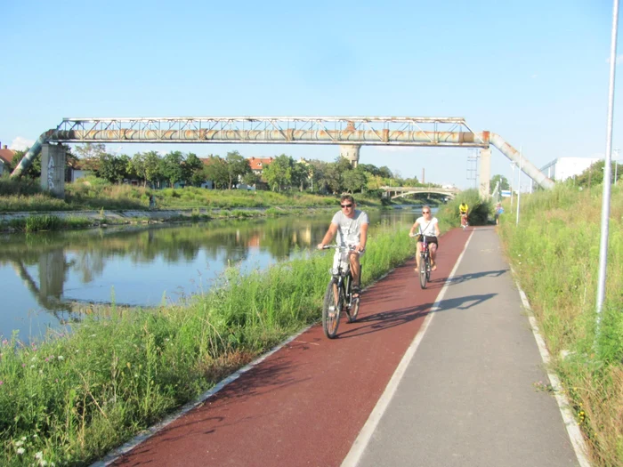 Piasta de biciclete de pe malul Begăi FOTO Ştefan Both