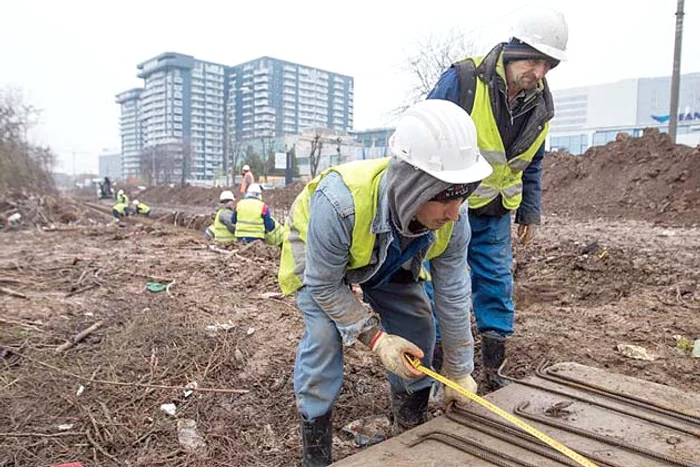 Muncitorii lucrează de zor la lărgirea străzii