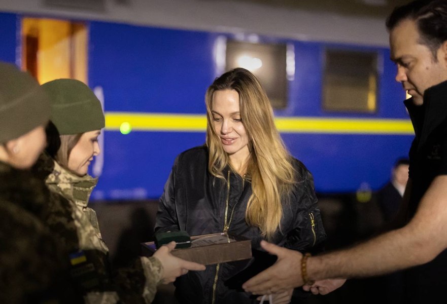„Safari uman”. Angelina Jolie, mărturii tulburătoare după vizita în Ucraina. „Dronele sunt folosite pentru a urmări, vâna și teroriza civilii”