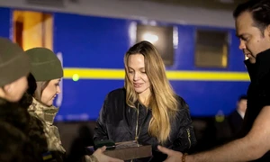 Angelina Jolie cadou vizita Ucraina foto Garda de Frontieră Ucraina jpg
