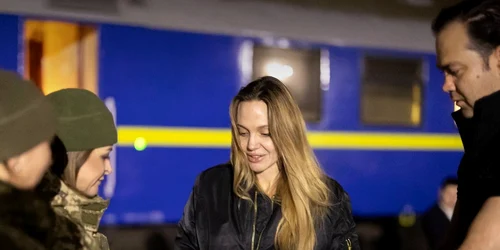 Angelina Jolie cadou vizita Ucraina foto Garda de Frontieră Ucraina jpg