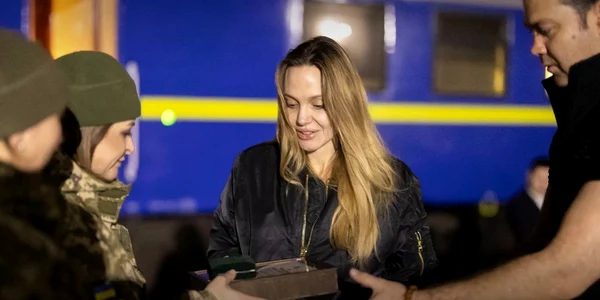 Angelina Jolie cadou vizita Ucraina foto Garda de Frontieră Ucraina jpg