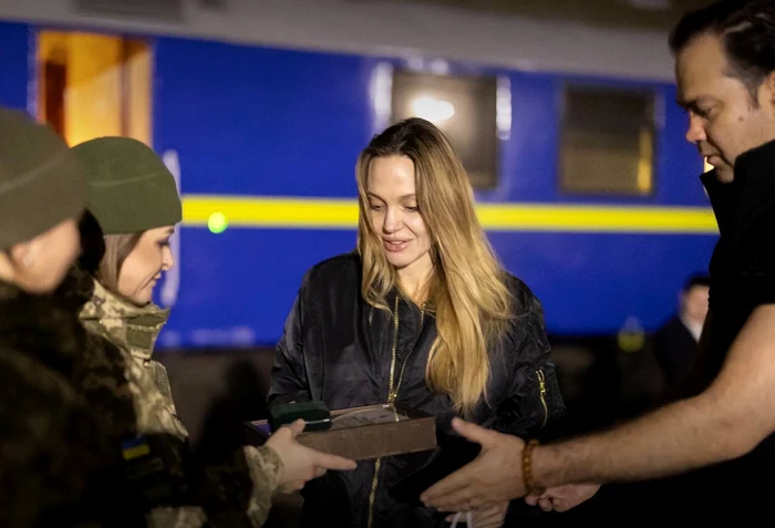 Angelina Jolie, primind un cadou din partea gărzilor de frontieră. FOTO: Garda de Frontieră Ucraina