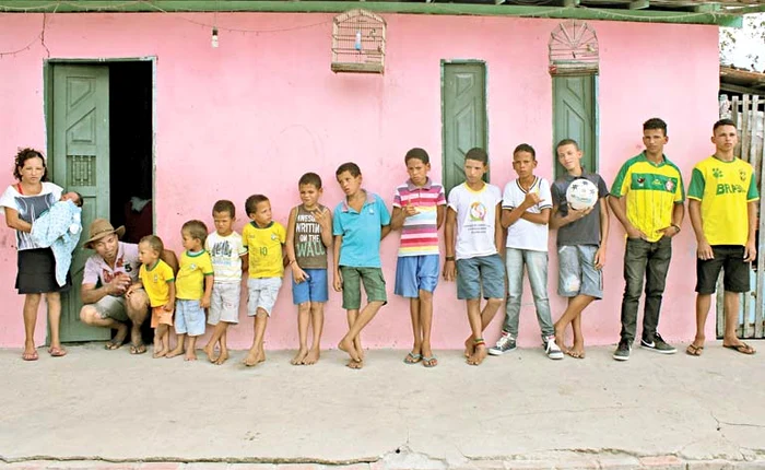 
     Irineu şi Jucicleide  deţin recordul  mondial de a avea  cei mai mulţi fii  numai de sex  masculin Foto: Photoland/Caters  