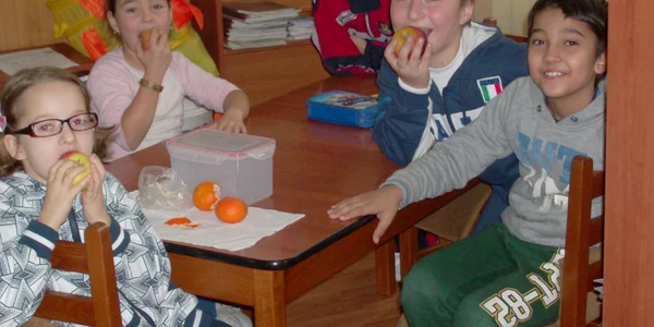 De la 1 noiembrie, elevii mănâncă şi mere pe lângă lapte şi corn