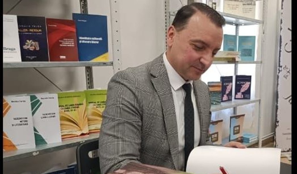 Polițistul-scriitor din IPJ Alba. Când nu prinde infractori, comisarul șef Cristian Mureșan scrie cărți documentare