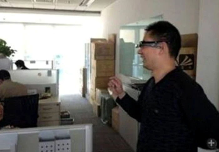 Prototipul Baidu Eye este testat de un membru al echipei de dezvoltare FOTO Sina Tech
