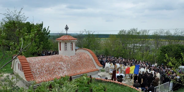 Izvorul Tamaduirii la Manastirea Dervent