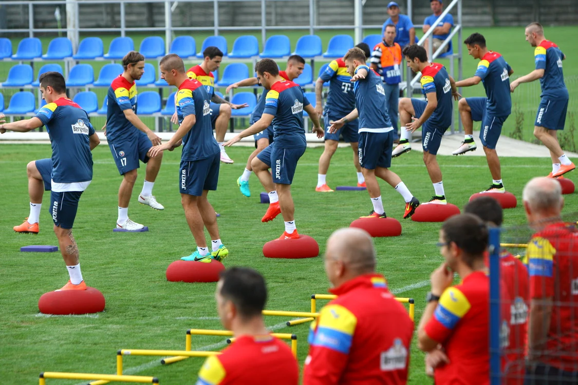 Tricolorii pregătesc meciul cu Muntenegru de duminică