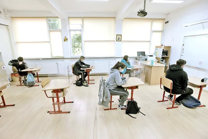 Băncile au fost puse  la distanță de 2 metri  unele de altele