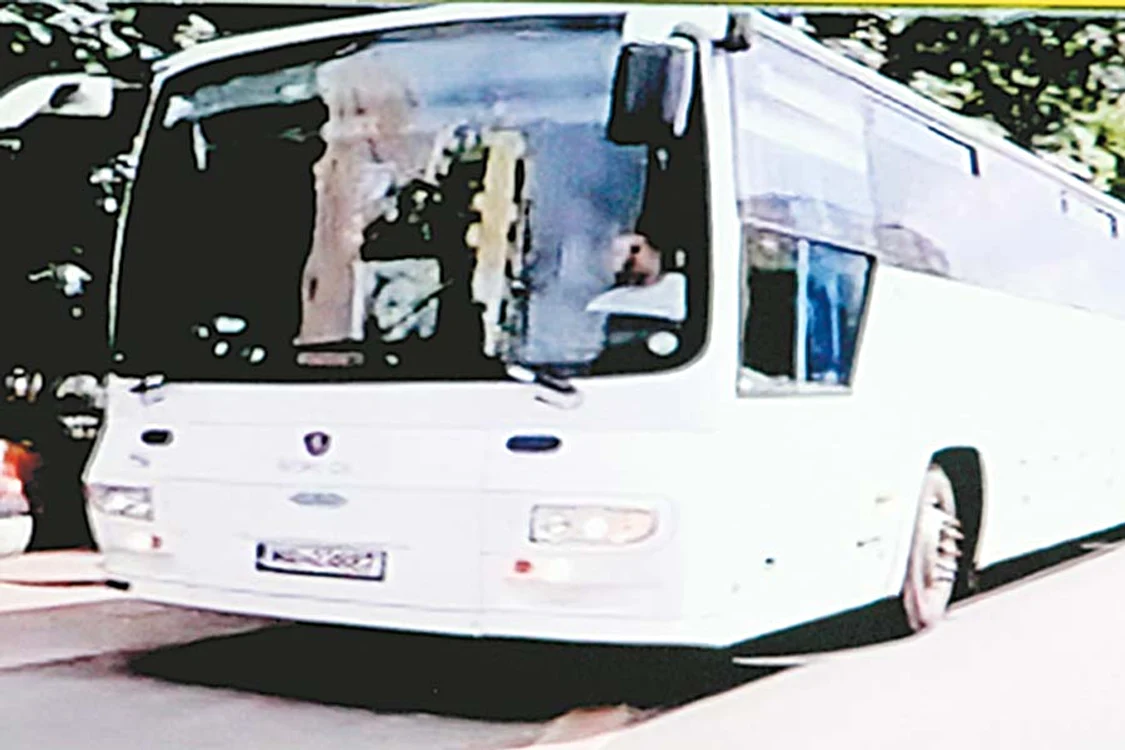 De frica poliţiştilor,  profesoarele  şi-au ascuns  banii în sutiene (Foto: Arhivă, capturi România tv)