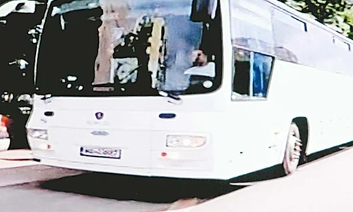 De frica poliţiştilor,  profesoarele  şi au ascuns  banii în sutiene (Foto: Arhivă, capturi România tv) jpeg