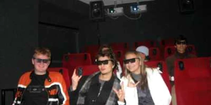 Tinerii sunt cei mai încântaţi de venirea Caravanei Filmelor 3D