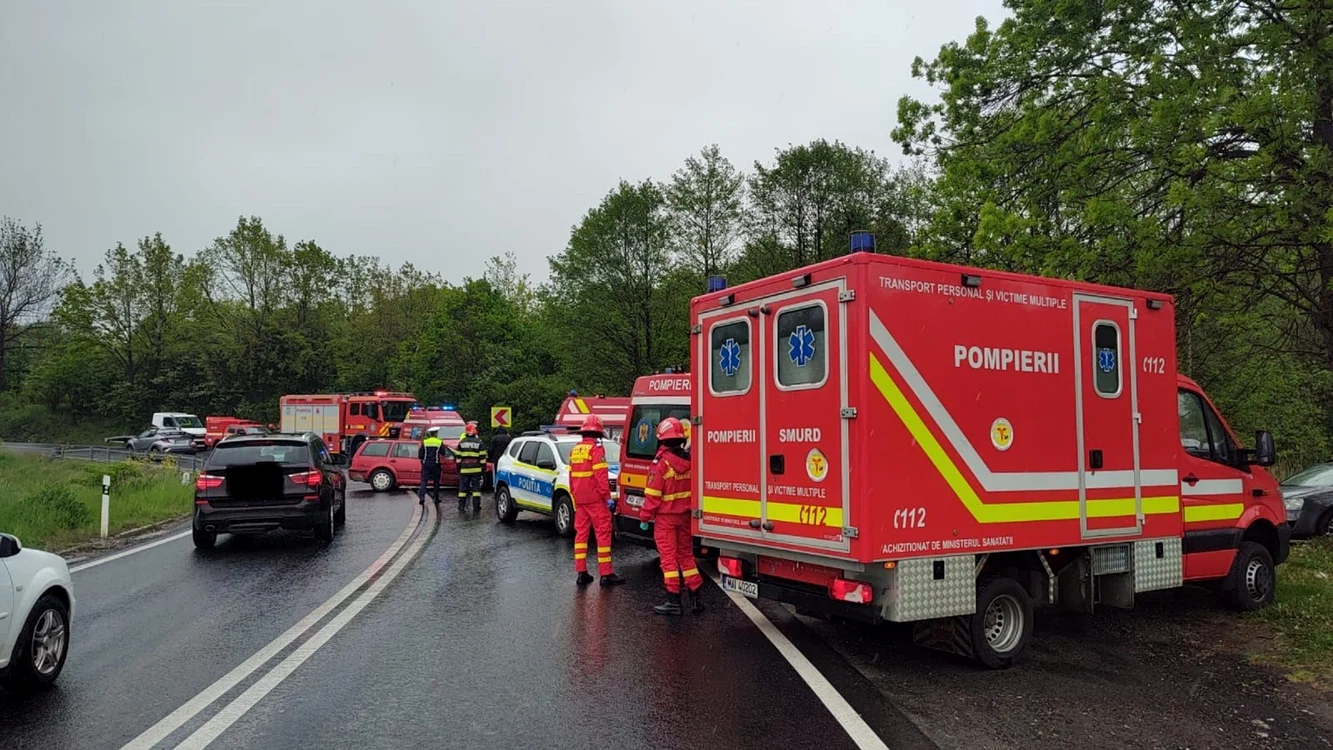 Accident pe DN1 în Sibiu la Hula Bradului cu un copil de trei ani printre victime Foto ISU Sibiu