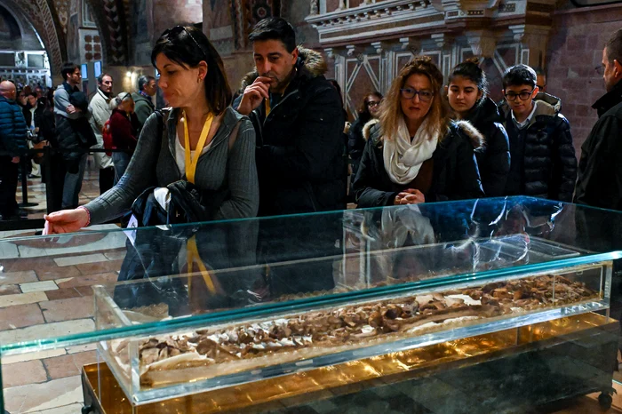 Credincioșii pot vizita moaștele Sfântului Francisc de Assisi până pe 22 martie (Foto: Profimedia)