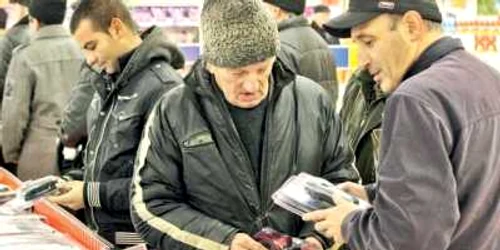 Mulţi clienţi ai  supermarketurilor se calcă în picioare pentru produse de care nici măcar nu au nevoie