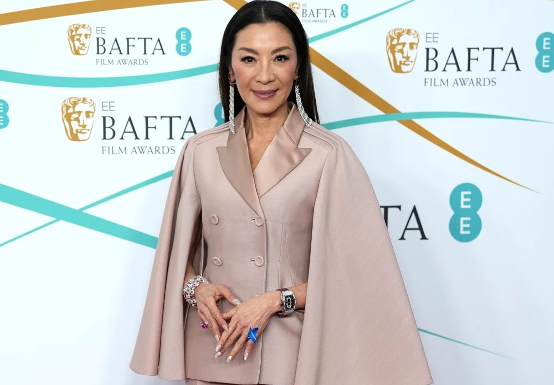 Actrița Michelle Yoeh a purtat un costum roz Dior (foto: GettyImages)