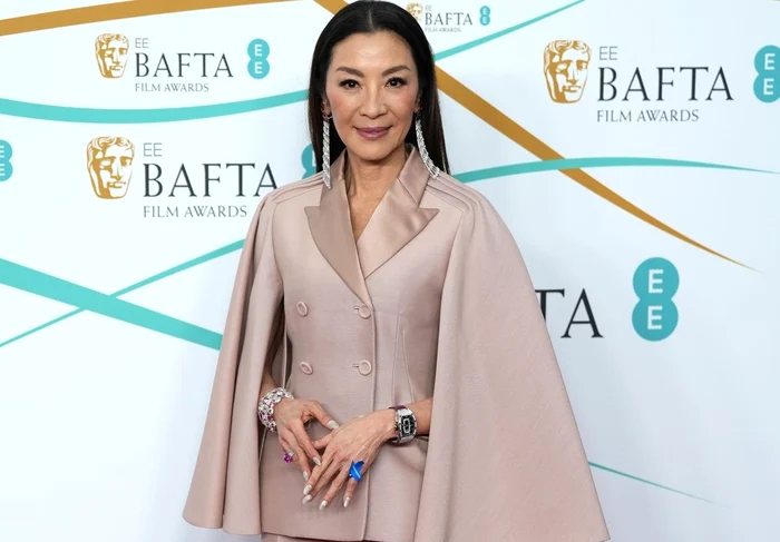 Actrița Michelle Yoeh a purtat un costum roz Dior (foto: GettyImages)