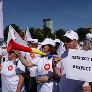 Sindicaliști ai Sanitas protestează în fața guvernului, București 3 iunie 2026. Inquam Photos / George Călin