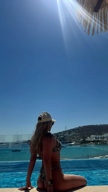 Artista și-a etalat silueta spectaculoasă la piscină / foto: Instagram