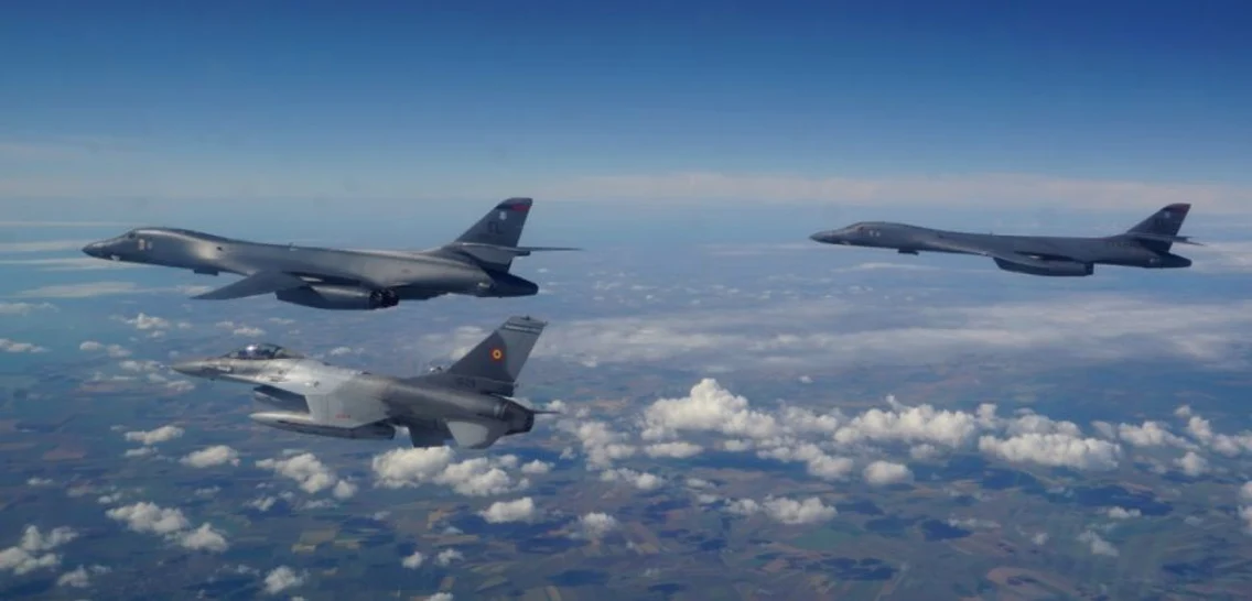 Două bombardiere strategice americane antrenamente comune deasupra României cu avioane ale Forţelor Aeriene Române FOTO MApN