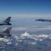 Două bombardiere strategice americane antrenamente comune deasupra României cu avioane ale Forţelor Aeriene Române FOTO MApN