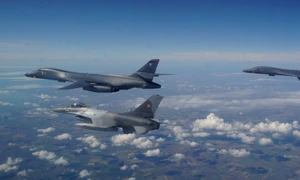 Două bombardiere strategice americane antrenamente comune deasupra României cu avioane ale Forţelor Aeriene Române FOTO MApN