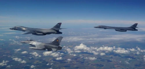 Două bombardiere strategice americane antrenamente comune deasupra României cu avioane ale Forţelor Aeriene Române FOTO MApN