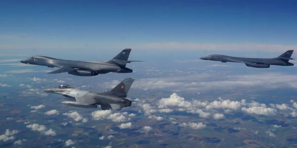 Două bombardiere strategice americane antrenamente comune deasupra României cu avioane ale Forţelor Aeriene Române FOTO MApN