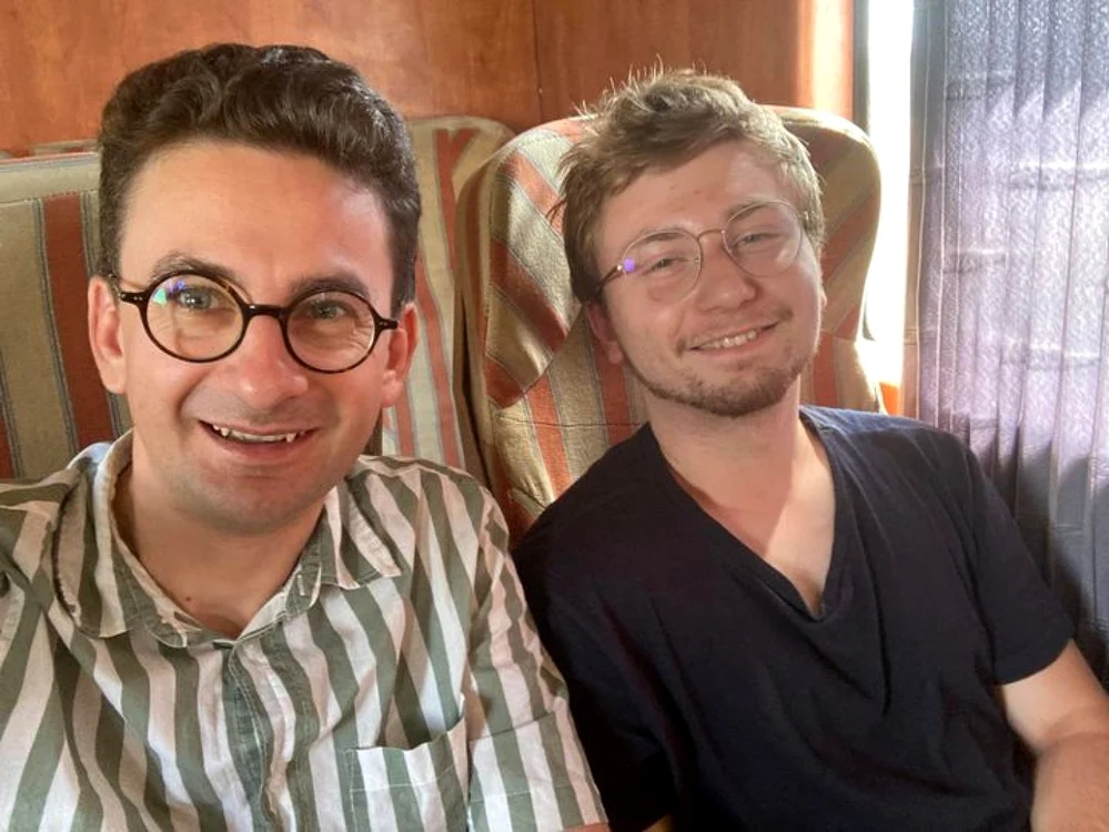 Iulian Bulai şi studentul care i-a fost coleg de călătorie FOTO Facebook
