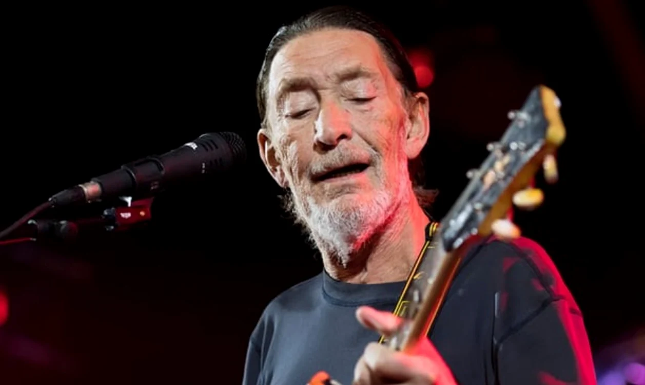 
    Chirs Rea s-a prăbușit pe scenă, în timpul concertuluiFoto: Twitter  