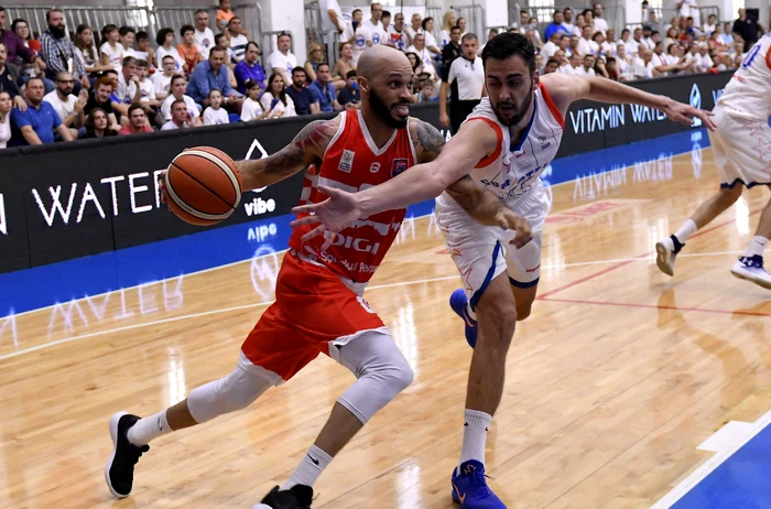 
    Kris Rochard joaca la OradeaFOTO: Sportpictures.eu  