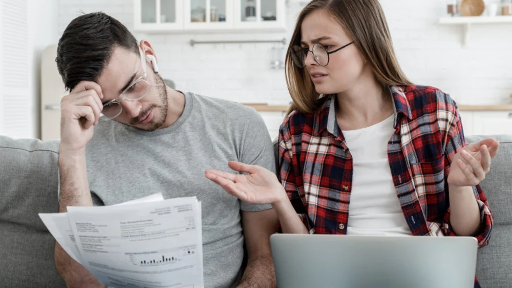 Mitul „tinerilor cu tupeu”: cum a devenit salariul mediu noua normă pentru juniori