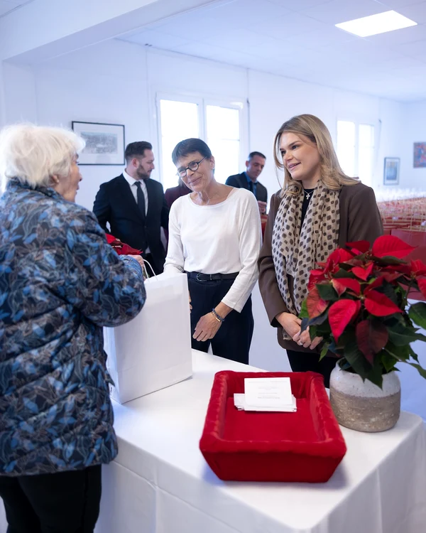 Însoțită de fiica ei, dra Camille Gottlieb, prințesa Stephanie 2 jpg