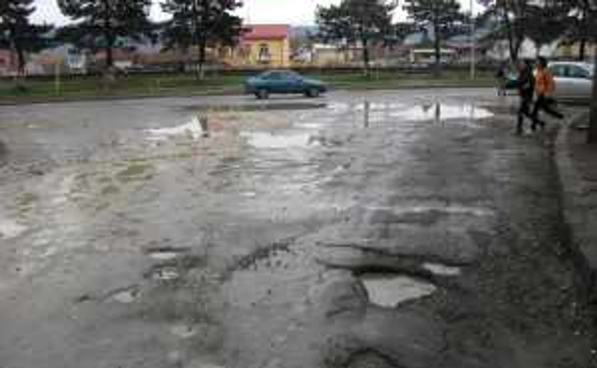 Strada Doctor Hacman plină de gropi 
