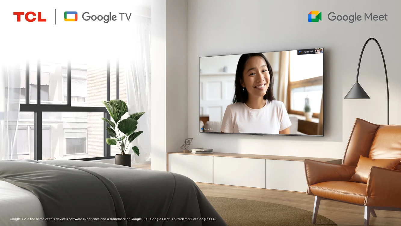 Televizor TCL QLED cu Google TV și Google Meet pornit într-un dormitor