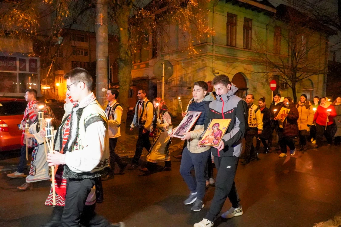 Pelerinajul lumini, pe străzile Galațiului FOTO: Arhiepiscopia Dunării de Jos